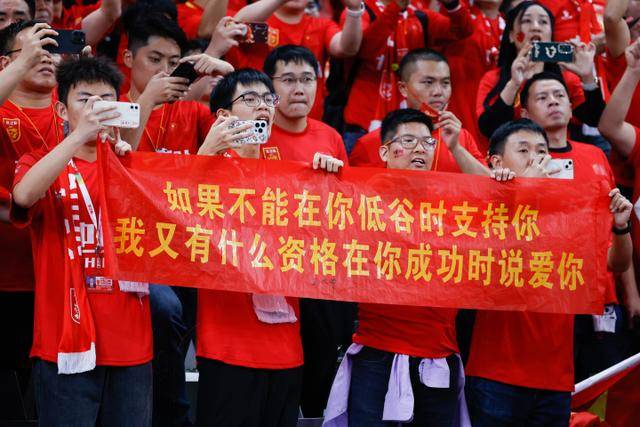 爵士为基扬特-乔治签约举行发布会，多名队友到场支持